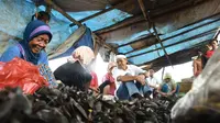 Kondisi lingkungan di perkampungan Desa Samudera Jaya, Kecamatan Tarumajaya, Kabupaten Bekasi mengundang keprihatinan calon Wakil Gubernur Jawa Barat Dedi Mulyadi (Liputan6.com/Abramena)