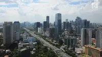 Suasana pertumbuhan gedung bertingkat dan pemukiman padat penduduk di kawasan Jakarta, Kamis (2/5/2019). The Skyscraper Center mencatat pertumbuhan gedung tinggi di ibu kota terus meningkat dengan jumlah saat ini mencapai 382 gedung. (Liputan6.com/Angga Yuniar)