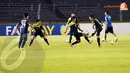 Pemain timnas Laos terlihat melakukan latihan penguasaan bola di Stadion GBK Jakarta (Liputan6.com/Helmi Fithriansyah)