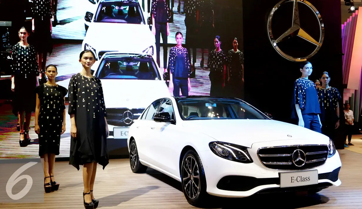 Model mengenakan busana dari desainer Biyan Wanaatmaja  di booth Marcedes-Benz pada gelaran GIIAS 2016 di ICE BSD City Serpong, Banten, Sabtu (13/8). Konsep yang dirancang mencerminkan image elegan dan prestisius. (Liputan6.com/Fery Pradolo)