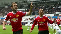 Ekspresi Juan Mata (kiri) setelah mencetak gol ke gawang Swansea City di Stadion Liberty, Swansea, Wales, Inggris Raya. Minggu (30/8/2015). (EPA/Geoff Caddick)