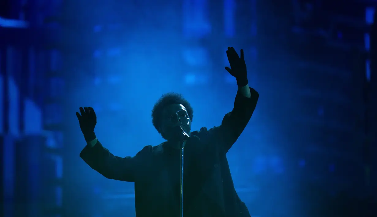 The Weeknd tampil di Vancouver, British Columbia, Kanada, 23 Agustus 2022. The Weeknd tampil mengenakan topeng dan mantel serta sarung tangan hitam khasnya. (Darryl Dyck/The Canadian Press via AP)