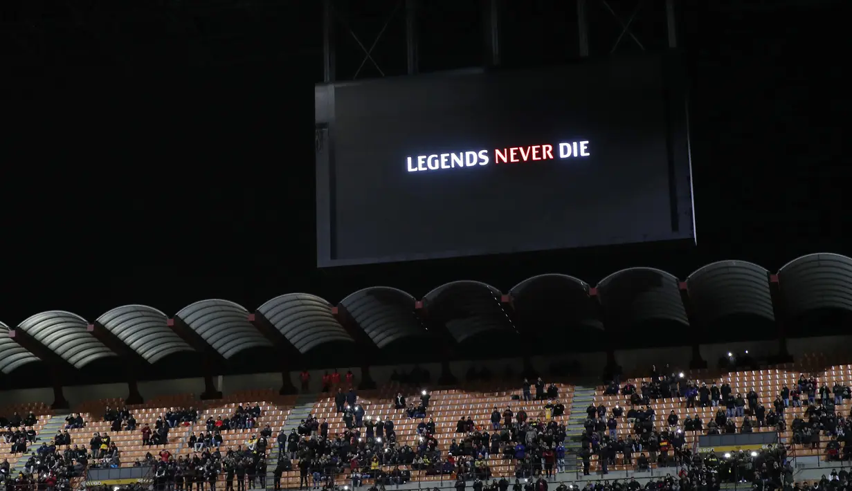 Sebuah layar bertuliskan "Legends Never Die" ditampilkan sebagai penghormatan untuk Kobe Bryant sebelum pertandingan AC Milan melawan Torino pada perempat final Coppa Italia di stadion San Siro (28/1/2020). (AP Photo/Antonio Calanni)