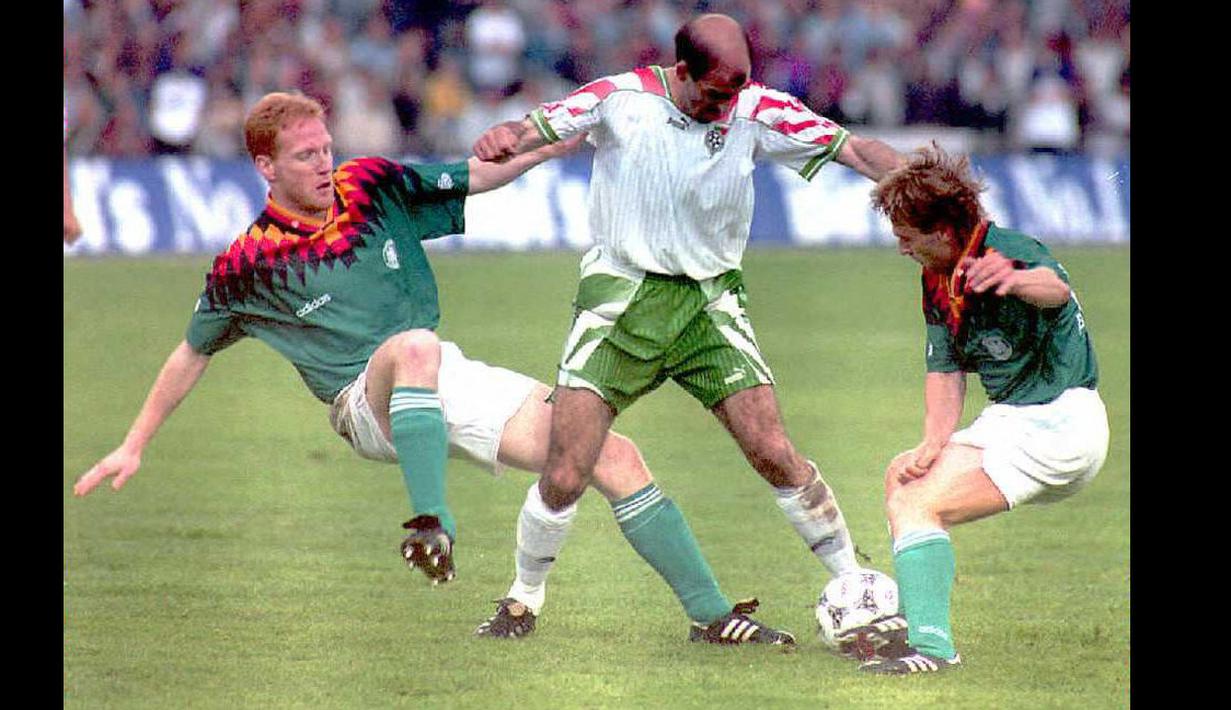 Sammer mencetak gol penentu kemenangan 2-1 atas Kroasia di Old Trafford, yang meloloskan Jerman ke semifinal. Sammer memperlihatkan kalau dia tak hanya tangguh di belakang, tapi juga berbahaya saat ikut naik menyerang. (Foto: AFP/Mladen Antonov)