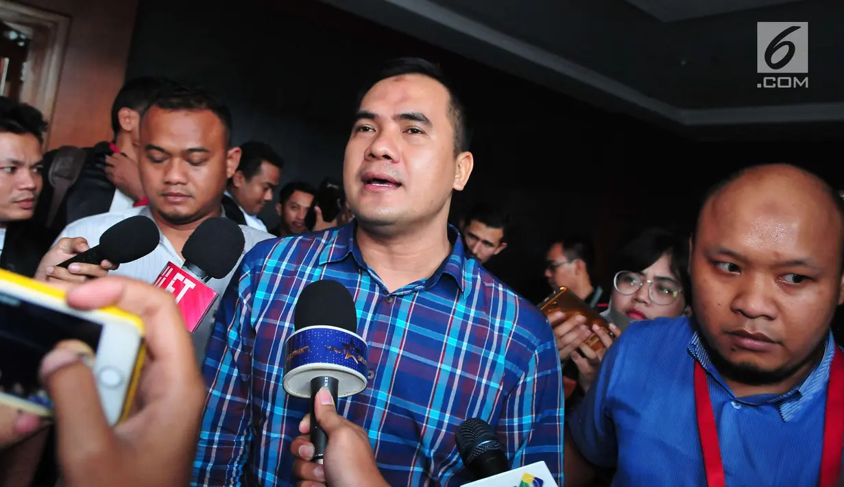Penyanyi dangdut Saipul Jamil memberi keterangan kepada awak media usai menjalani sidang pembacaan putusan hakim di Pengadilan Tipikor Jakarta, Senin (31/7). (Liputan6.com/Helmi Afandi)