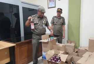 Satpol PP Depok Sita Ribuan Miras Dari Penjual Berkedok Toko Jamu