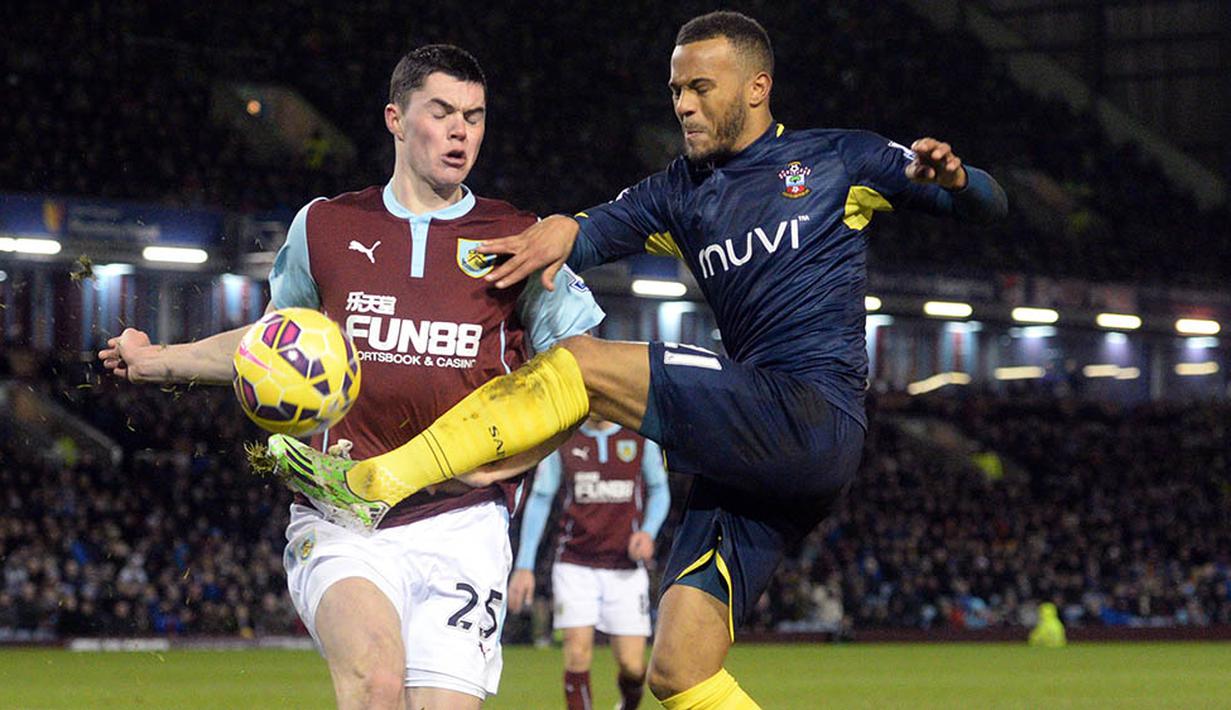2. Michael Keane, menurut Daily Mail, Leicester berniat mendatangkan mantan bek Manchester United yang kini bermain untuk Burnley. Untuk mendapatkan tanda tangan pria 23 tahun ini, The Foxes menyiapkan dana 10 juta poundsteling. (AFP/Oli Scarff)