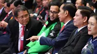 Presiden Jokowi berbincang dengan CEO Go-Jek, Nadiem Makarim saat peluncuran aplikasi Go-Viet di Hanoi, Rabu (12/9). Goviet merupakan produk aplikasi penyedia jasa transportasi di Vietnam yang berkolaborasi dengan Goje. (Liputan6.com/HO/Biro Pers Setpres)