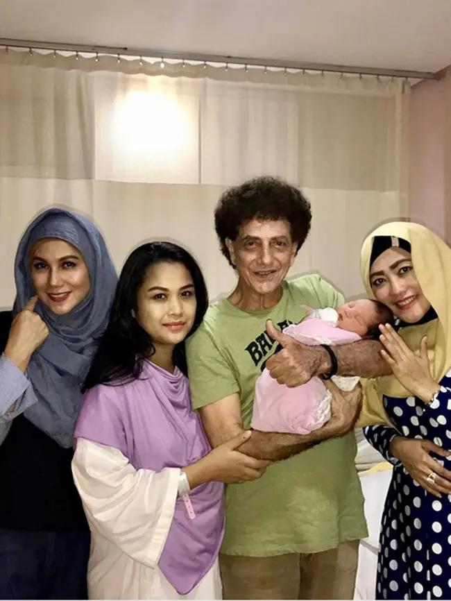 Ahmad Albar dikaruniai seorang putri cantik. Kabar bahagia itu disampaikan oleh artis senior Marini Zumarnis melalui akun instagramnya yang dalam lokasinya sedang berada di RS Pondok Indah. (Instagram)