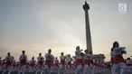 Ribuan peserta menari Poco-Poco dalam rangka memecahkan rekor Guinness World Records di Lapangan Monas, Jakarta, Minggu (5/8). Sebanyak 61 ribu orang dari berbagai golongan berpartisipasi memecahkan rekor menari Poco-Poco. (Merdeka.com/Iqbal S. Nugroho)