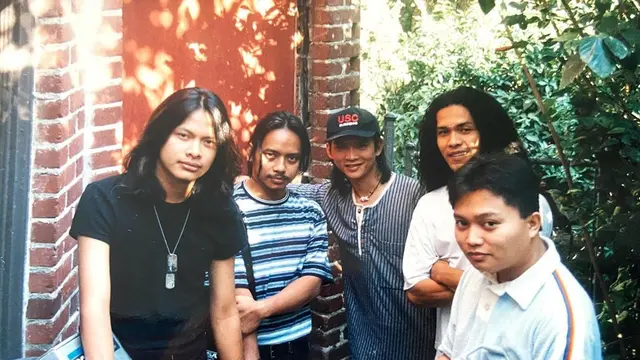 7 Potret Lawas Dewa Budjana, Sudah Gondrong Sejak Dulu
