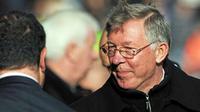 Manajer Liverpool, Rafael Benitez (kiri) berjabat tangan dengan manajer MU, Sir Alex Ferguson jelang laga kedua tim di Anfield Stadium, 25 Oktober 2009. Liverpool unggul 2-0. AFP PHOTO/PAUL ELLIS