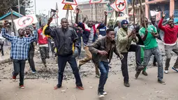 Massa pendukung pihak oposisi Kenya melakukan demonstrasi di perkampungan Mathare di Nairobi, Kenya (9/8). Kerusuhan terjadi setelah badan pemilihan menyatakan Uhuru Kenyatta sebagai pemenang pemilihan presiden. (AFP Photo/Luis Tato)