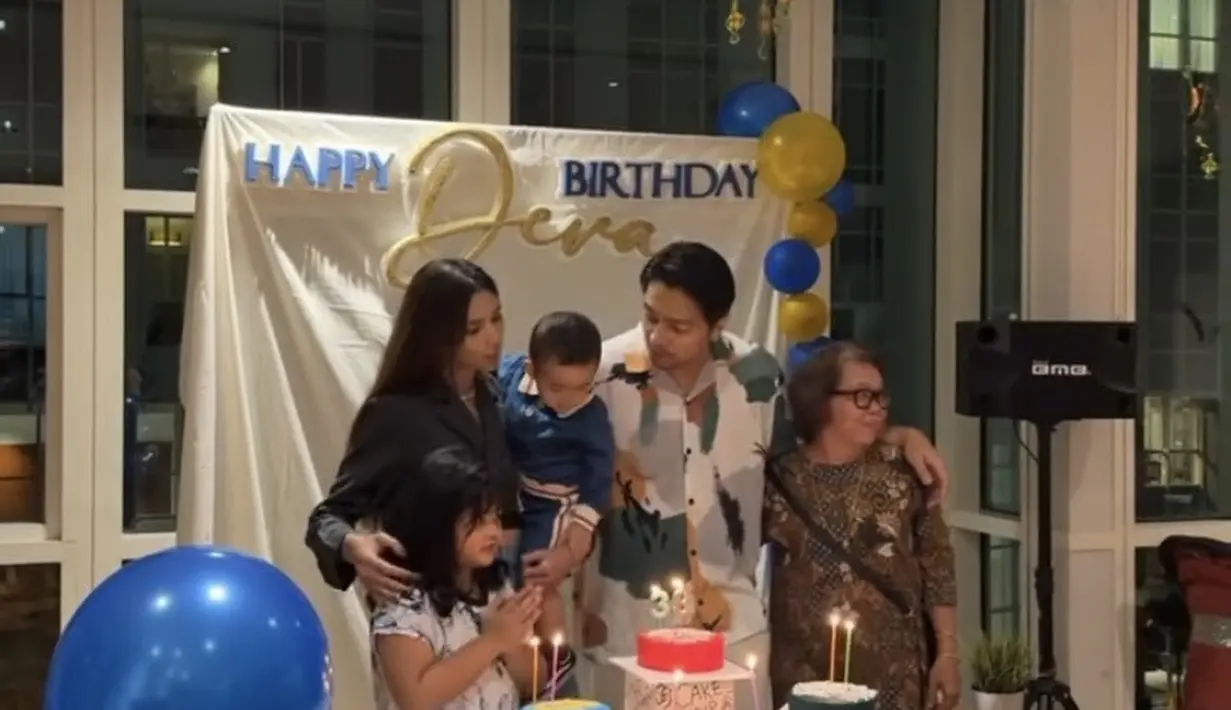 Tak hanya sahabat, Deva juga merayakan ulang tahun bersama keluarganya yang tentu didampi sang istri. @syifahadju.
