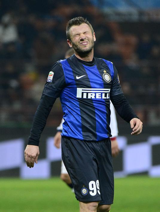 Namun sifat buruknya membuat penampilannya menurun di setiap penampilan. Ternyata, Cassano juga terkenal doyan bercinta usai mengakui mempunyai teman yang biasa melayaninya di hotel di kota Madrid. (AFP/Olivier Morin)