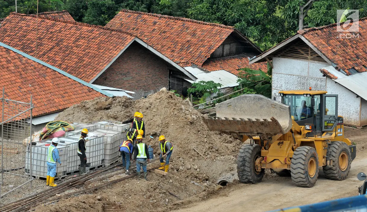 Aktivitas pekerja saat menyelesaikan pembangunan proyek kereta cepat Jakarta-Bandung di Desa Bunder, Jatiluhur, Purwakarta, Jawa Barat, Sabtu (30/3). Proyek kereta cepat Jakarta-Bandung memiliki panjang jalur trase 142,3 kilometer. (merdeka.com/Iqbal Nugroho)