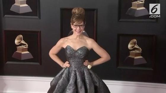 VIDEO: Grammy Awards, Lisa Loeb Menolak Hal Ini