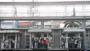 Penumpang menunggu bus Transjakarta di halte Harmoni, Jakarta, Sabtu (7/1). PT Transportasi Jakarta (Transjakarta) akan menambah 2.000 unit bus tahun 2017 ini.  (Liputan6.com/Yoppy Renato)
