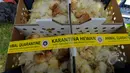 Setelah diperiksa oleh petugas karantina hewan, ratusan anak ayam ini positif terkena penyakit, Tanggerang, Selasa, (10/3/2015). Pemusnahan ratusan anak ayam ini sebagai pencegahan penyebaran penyakit. (Liputan6.com/Faisal R Syam)