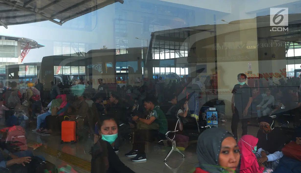 Sejumlah calon penumpang menunggu bus antar kota antar provinsi untuk pulang kampung di Terminal Pulogebang, Jakarta, Sabtu (9/6). Jumlah penumpang yang ada di terminal terpadu Pulogebang terus bertambah. (Merdeka.com/Imam Buhori)