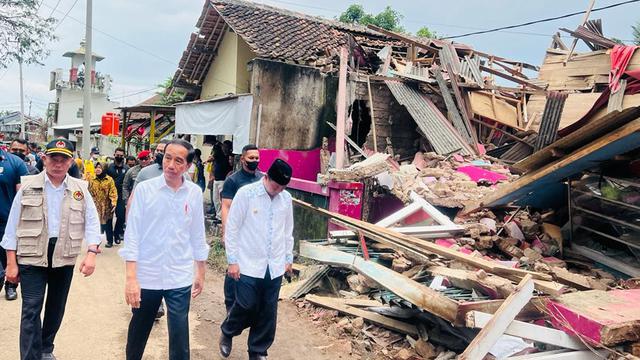 Presiden Joko Widodo atau Jokowi meninjau langsung Kecamatan Cugenang, dalam kunjungannya ke Kabupaten Cianjur Jawa Barat, Kamis (24/11/2022).