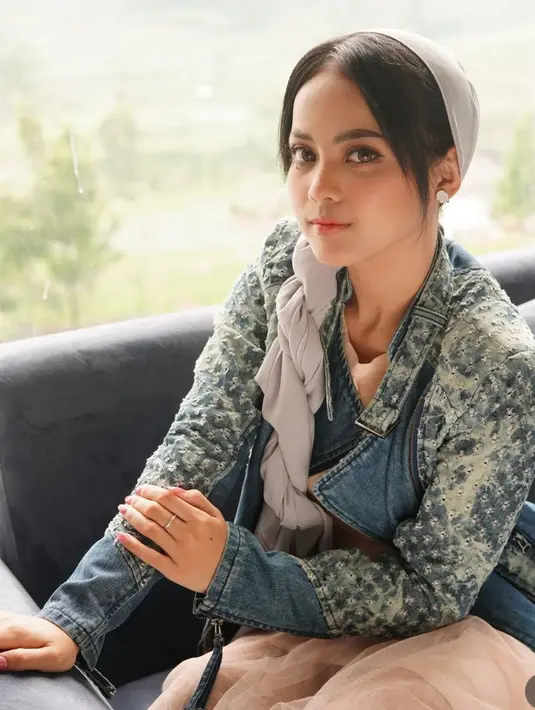 Wajah kembali mengenakan makeup natural dengan lipstik coral tipis. Ia pun tampak mengenakan anting-anting minimalis putih. [@da4_putri03]