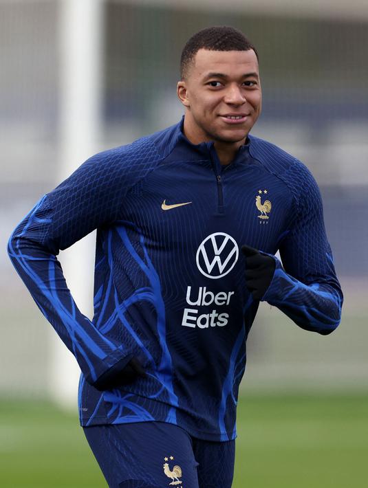 Pemain Timnas Prancis, Kylian Mbappe saat berlatih menjelang Kualifikasi Euro 2024 di Clairefontaine-en-Yvelines pada 21 Maret 2023. Mbappe akan memulai debut sebagai kapten Les Bleus pada 25 Maret 2023 saat melawan Belanda. (AFP/Franck Fife)