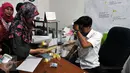 Petugas BNN saat melayani warga yang hendak melakukan tes bebas narkoba di Balai Laboratorium BNN, Cawang, Jakarta, Seni (28/12/2015). (Liputan6.com/Yoppy Renato)