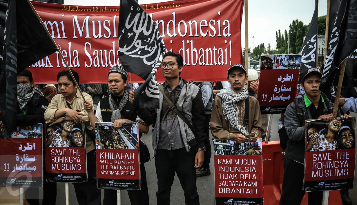 Para massa saat menggelar aksi unjuk rasa di depan Istana Merdeka, Jakarta, Kamis (24/11). Dalam aksinya mereka mengecam keras pembunuhan kaum minoritas muslim di Rohingya, Myanmar. (Liputan6.com/Faizal Fanani)