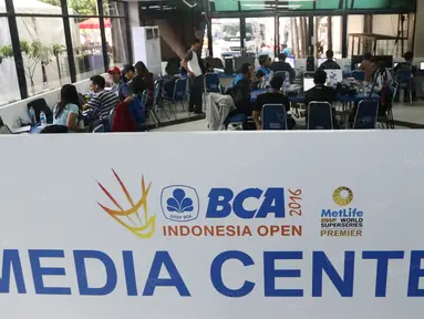 Awak Media tengah serius menulis dan mengedit foto saat meliput turnamen Indonesia Open 2016 di Istora Senayan, Jakarta. (Bola.com/Nicklas Hanoatubun)
