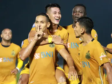 Selebrasi Renan Silva bersama pemain Bhayangkara FC lainnya usai mencetak gol ke gawang Persik Kediri pada laga pekan kelima BRI Liga 1 di Stadion Madya, Jakarta, Rabu, (29/9/2021). (Bola.com/M Iqbal Ichsan)