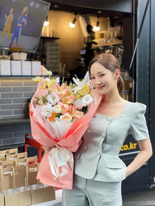 Pemeran drama Korea Her Private Life ini selalu tak ragu pamer senyum terbaiknya. Saat tersenyum cantik seperti ini aura menawan dari Park Min-young kian terpancarkan. Tidak heran, Park Min-young bawa buket bunga ini berhasil curi perhatian. (Liputan6.com/IG/@rachel_mypark)