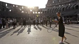 Maria Sharapova bersiap melakukan servis di Colosseum, Roma pada Minggu (14/5/2017). (AP Photo/Gregorio Borgia)