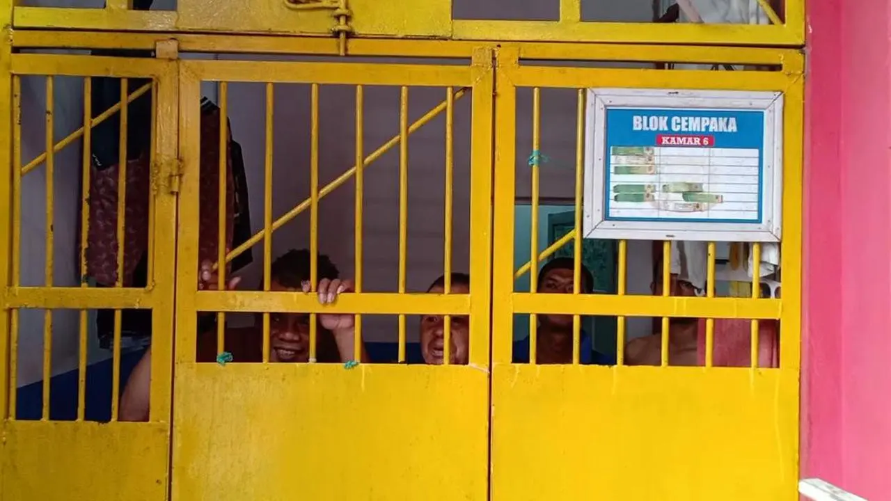 Pihak Rutan Kolaka menemukan 4 unit telepon genggam milik tahanan narkoba saat menggeledah sel.(Liputan6.com/Ahmad Akbar Fua)