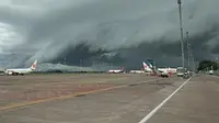 Masyarakat Sulsel dihebohkan dengan kemunculan awan mirip gelombang tsunami di langit Bandara Sultan Hasanuddin (Liputan6.com/ Eka Hakim)