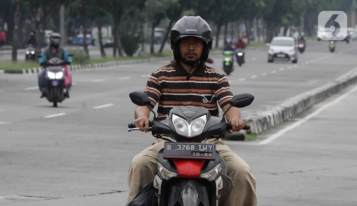 Pengendara motor melintas di Jalan, Jakarta, Kamis (29/12/2022). Asosiasi Industri Sepeda Motor (AISI) mencatatkan total penjualan per November 2022 sebanyak 640.630 unit kendaraan bermotor. Untuk distribusi penjualan tersebut diketahui rinciannya, yakni sebanyak 588.269 unit motor dijual di pasar domestik, dan sebanyak 52.361 unit diekspor. (Liputan6.com/Johan Tallo)