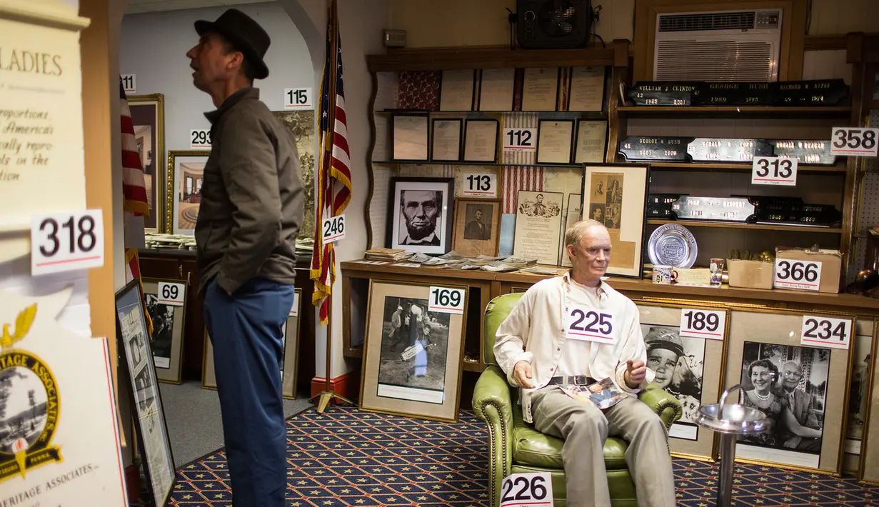 Seorang pembeli melihat koleksi yang dimiliki oleh Museum Hall of Presidents di Gettysburg, Pennsylvania, Sabtu (14/1). Museum yang tutup pada November lalu tersebut menjual hampir seluruh koleksi mereka. (AP Photo/ SEAN SIMMERS)