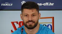 Striker Kroasia, Bruno Petkovic pada sesi konferensi pers jelang pertandingan kontra Argentina di semifinal Piala Dunia 2022. (JACK GUEZ / AFP)