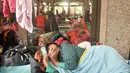 Warga korban banjir di wilayah Cipinang Melayu mengungsi ke Masjid Universitas Borobudur, Jakarta Timur, Senin (20/2). (Liputan6.com/Yoppy Renato)