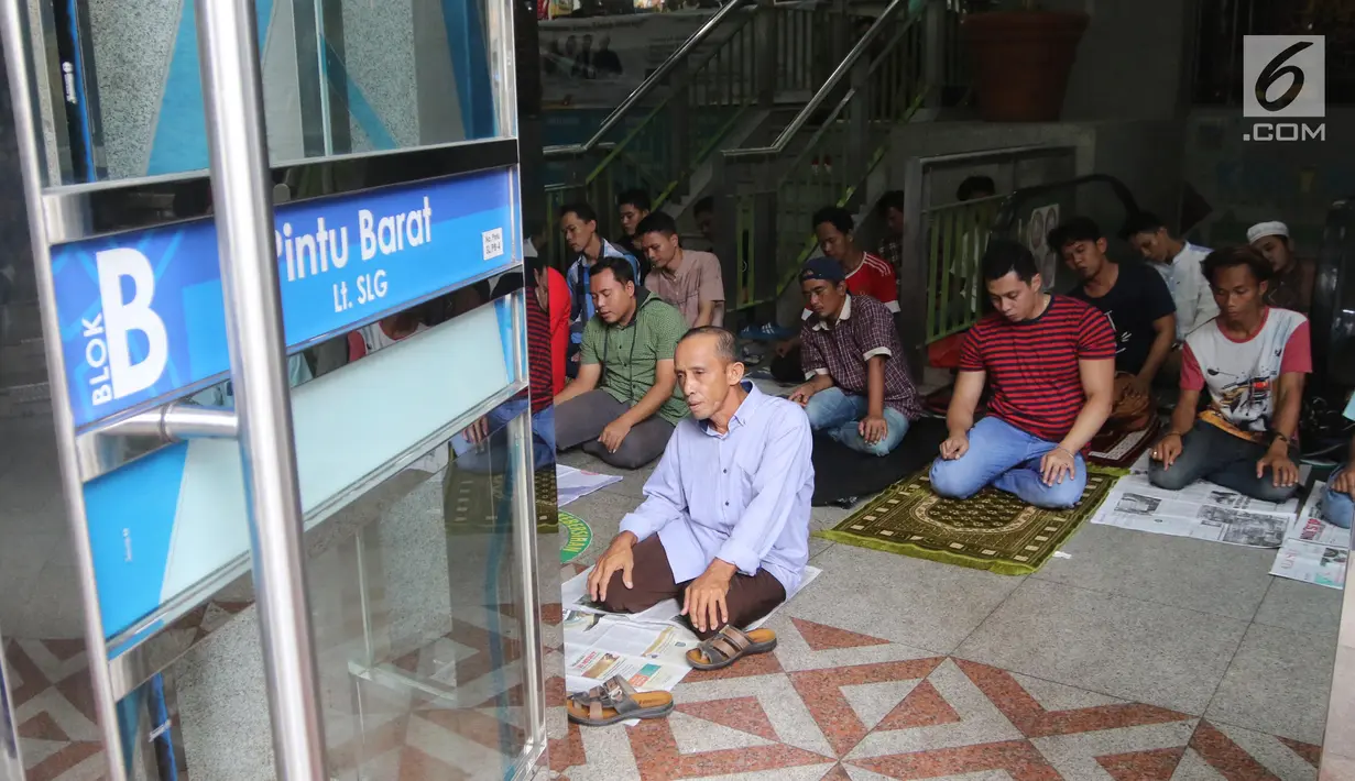 Umat muslim melaksanakan salat jumat pada bulan Ramadan di selasar Pasar Tanah Abang, Jakarta, Jumat (25/5). Masjid yang terletak di dalam pasar tekstil terbesar se-Asia Tenggara itu hanya mampu menampung puluhan Jemaah. (Liputan6.com/Arya Manggala)