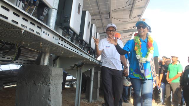 Menteri BUMN Rini M Soemarno meresmikan topping off atau pengecoran struktur bagian atas bangunan multifunction hall Inaya Bay Komodo yang berada di Kawasan Terpadu Marina, Labuan Bajo, Manggarai Barat, NTT, Minggu (6/10/2019).Liputan6.com/Ola Keda