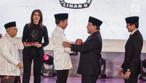 Capres dan cawapres nomor urut 01 Joko Widodo atau Jokowi-Ma'ruf Amin bersalaman dengan capres dan cawapres nomor urut 02 Prabowo Subianto-Sandiaga Uno usai debat perdana Pilpres 2019 di Hotel Bidakara, Jakarta, Kamis (17/1). (Liputan6.com/Faizal Fanani)