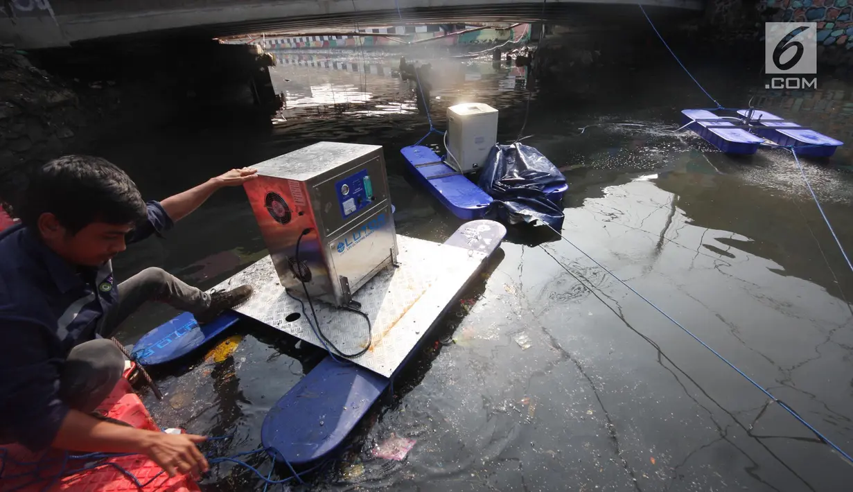 Petugas mengecek alat Plasma Nano Bubble yang dipasang di Kali Item, Kemayoran, Jakarta, Sabtu (11/8). Plasma Nano Bubble dapat mengubah oksigen dari udara menjadi ozon. (Liputan6.com/Herman Zakharia)