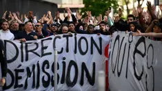 Sekelompok pendukung PSG melakukan aksi demo yang berlangsung di luar kantor klub pada Rabu (3/5/2023) waktu setempat. Salah satu sasaran aksi ini adalah meminta Lionel Messi, Marco Veratti, dan Neymar untuk hengkang dari klub. Messi saat ini tengah menjalani masa hukuman di PSG setelah bintang Timnas Argentina tersebut mangkir latihan dan pergi ke Arab Saudi tanpa persetujuan klub. (AFP/Franck Fife)