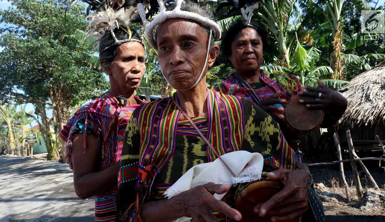 Sejumlah wanita memainkan alat musik tradisional dalam upacara peresmian bantuan bedah rumah di Desa Oebelo, NTT, Selasa (14/8). Upacara penyambutan diwarnai dengan tarian-tarian menggunakan alat musik baba khas daerah itu. (Liputan6.com/Johan Tallo)
