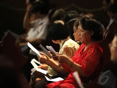 Jemaat mengikuti misa Natal di Gereja Katedral, Jakarta, Kamis (25/12/2014). (Liputan6.com/Faizal Fanani)