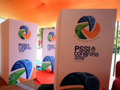 Bilik-bilik suara dipersiapkan di sekitar Ballroom Hotel Mercure Ancol Jakarta, Rabu (9/11). Jelang kongres PSSI 2016 pada Kamis (10/11), sejumlah persiapan terus dikerjakan. (Liputan6.com/Helmi Fithriansyah)