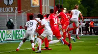 Pemain Bayern Munchen Benjamin Pavard (kanan) mencetak gol ke gawang Union Berlin pada pertandingan Bundesliga di Berlin, Jerman, Minggu (17/5/2020). Bayern Munchen masih memuncaki klasemen Bundesliga usai mengalahkan Union Berlin 2-0. (HANNIBAL HANSCHKE/POOL/AFP)