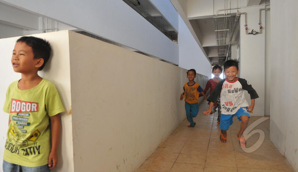 Sejumlah anak saat bermain di dalam halaman Rusunawa muara baru, Jakarta, Kamis (21/05/2015). Fasilitas rusunawa muara baru akan di tambah dan diperlengkap seperti pembangunan Ruang Publik Terpadu Ramah Anak (RPTRA). (Liputan6.com/Herman Zakharia)