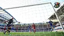 Proses terjadinya gol yang dicetak striker Chelsea, Olivier Giroud, ke gawang Liverpool pada laga Premier League di Stadion Stamford Bridge, London, Minggu (6/5/2018). Chelsea menang 1-0 atas Liverpool. (AFP/Glyn Kirk)